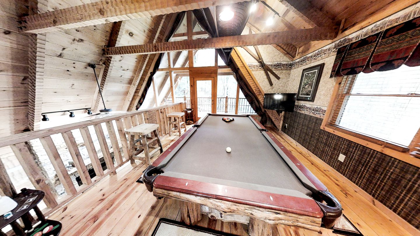 Secluded Nature Cabin with Pool Table, Spa and Fireplace in Sevierville, Tennessee