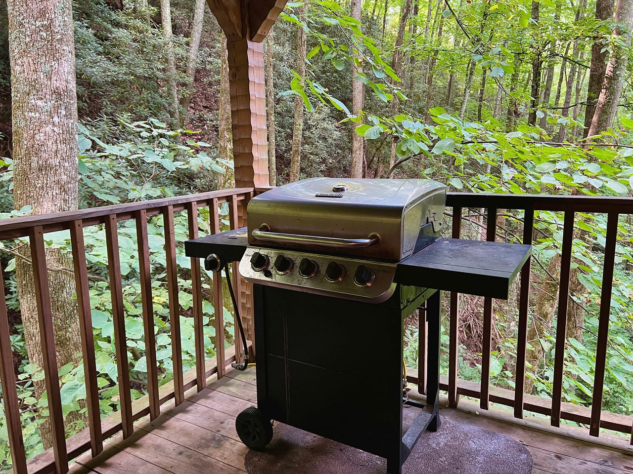 Secluded Nature Cabin with Pool Table, Spa and Fireplace in Sevierville, Tennessee