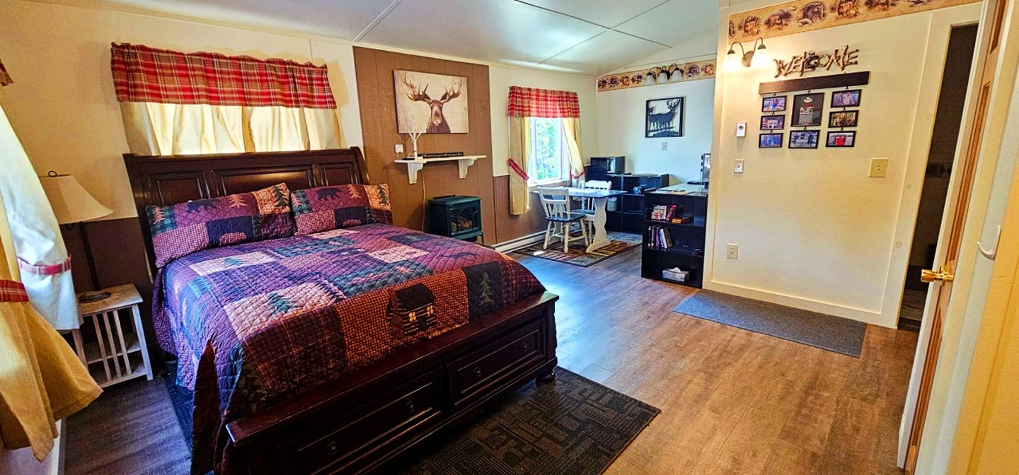 Studio Cabin Well Equipped Suitable for Two in Maine