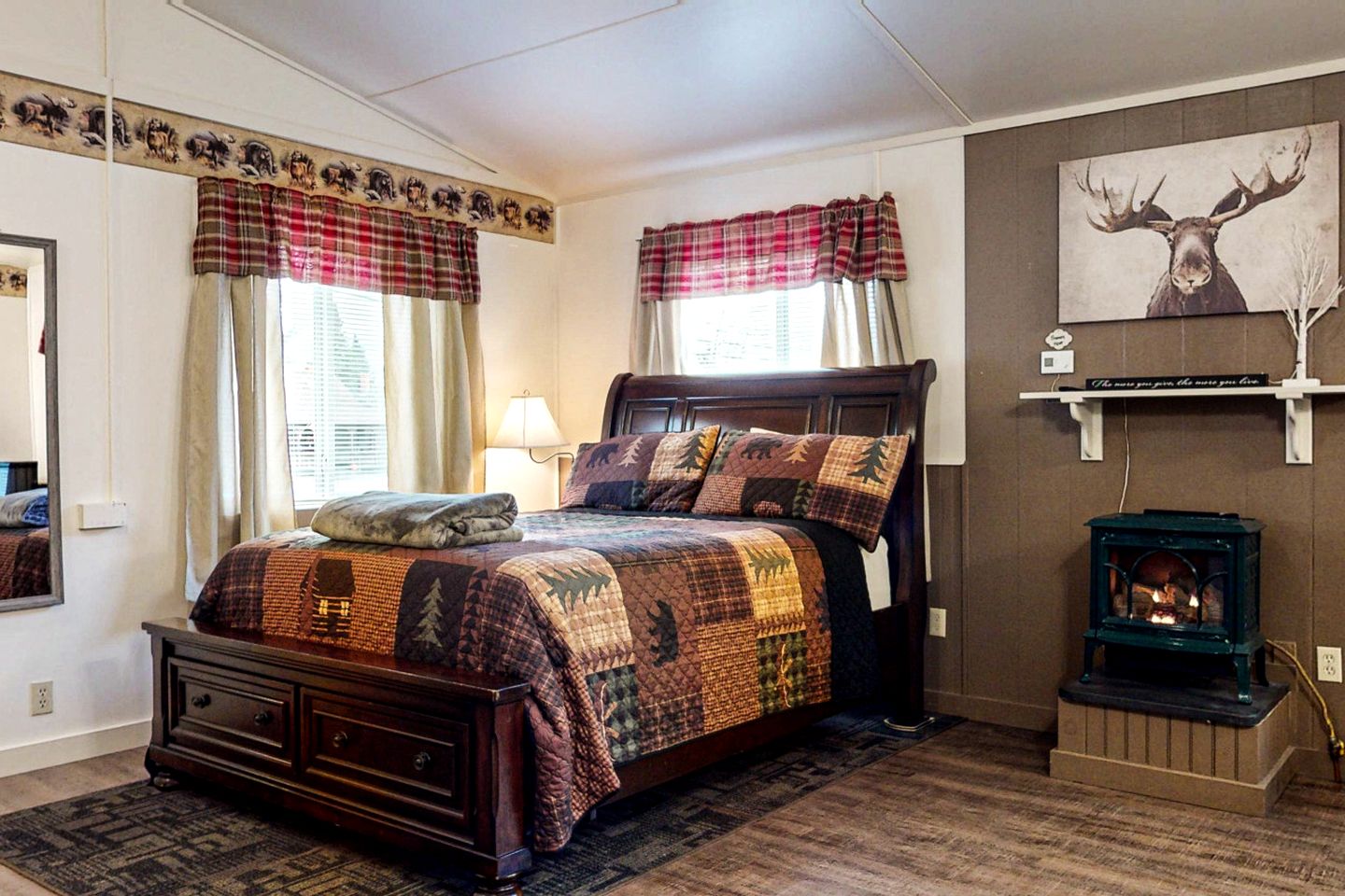 Studio Cabin Well Equipped Suitable for Two in Maine