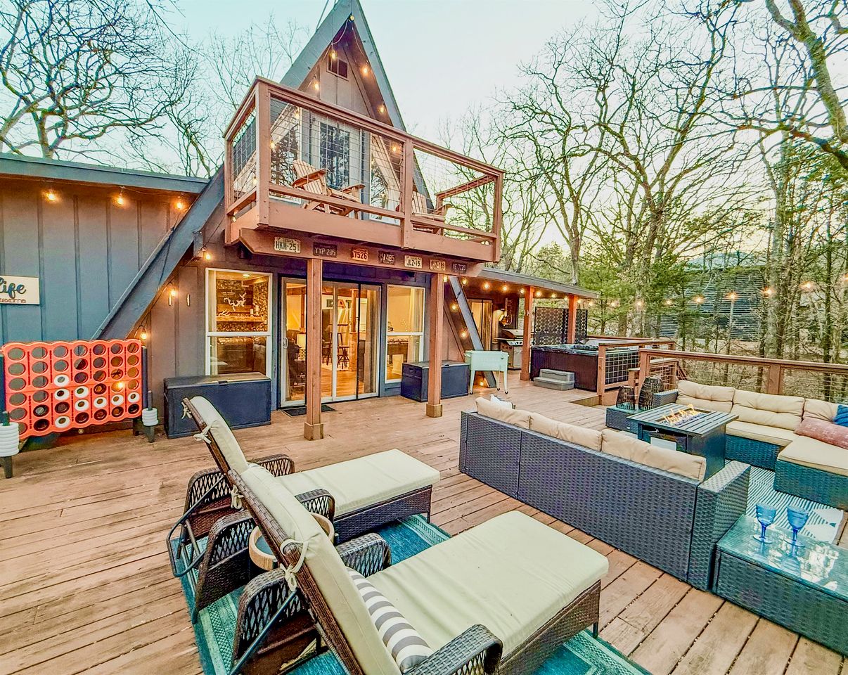 Stunning A-Frame with Private Hot Tub next to Lake Texoma, Perfect for a Weekend of Boating, Kayaking, and Relaxing