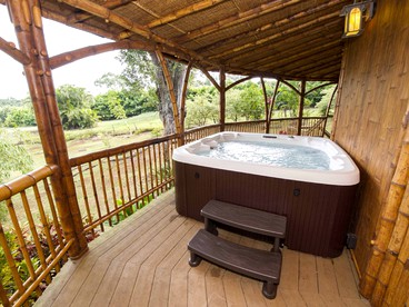 Stunning Bamboo Villa Encircled by Tropical Fauna in Hawaii - Photo 3