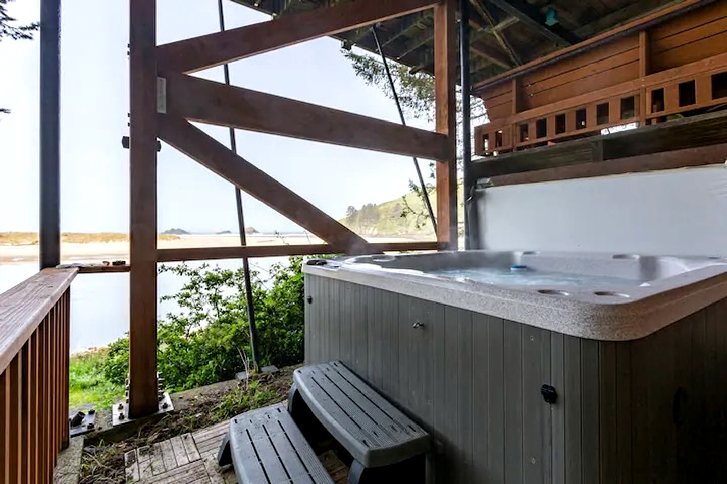 Stunning Beachfront Cabin with Barbecue and Hot-tub in Otis, Oregon