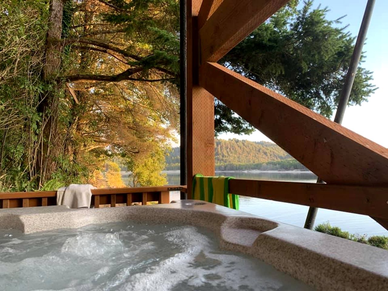 Stunning Beachfront Cabin with Barbecue and Hot-tub in Otis, Oregon