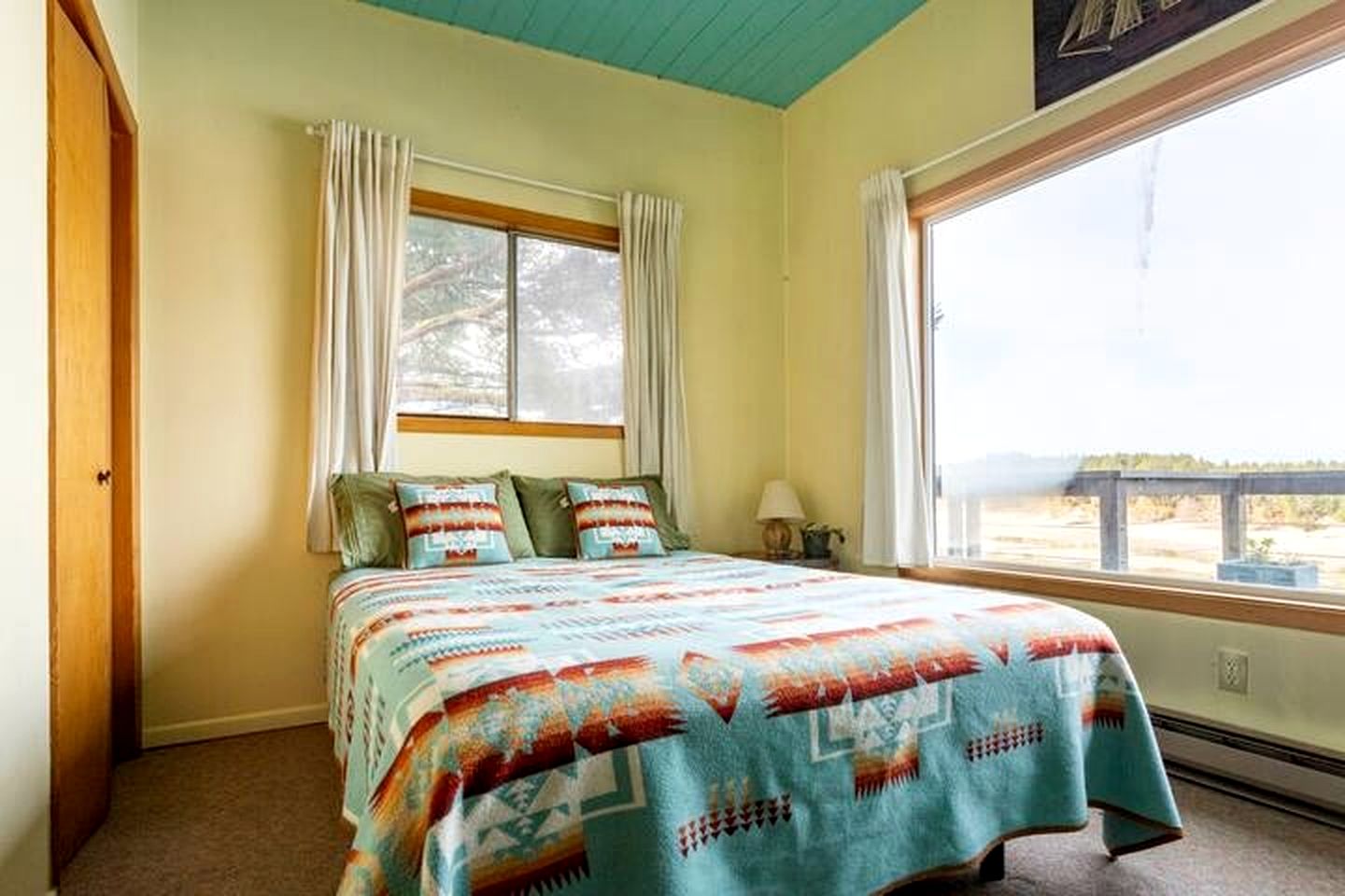 Stunning Beachfront Cabin with Barbecue and Hot-tub in Otis, Oregon