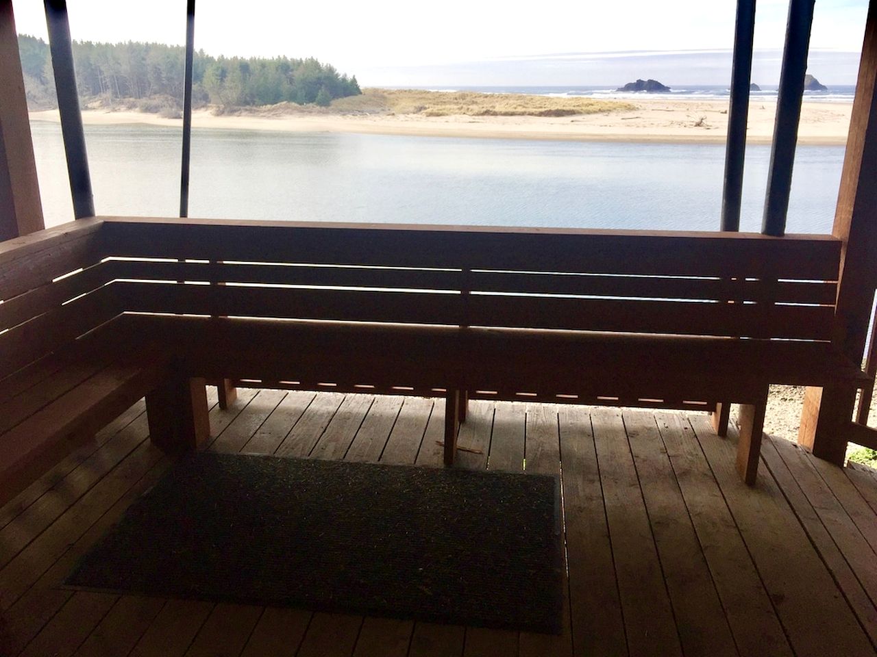 Stunning Beachfront Cabin with Barbecue and Hot-tub in Otis, Oregon