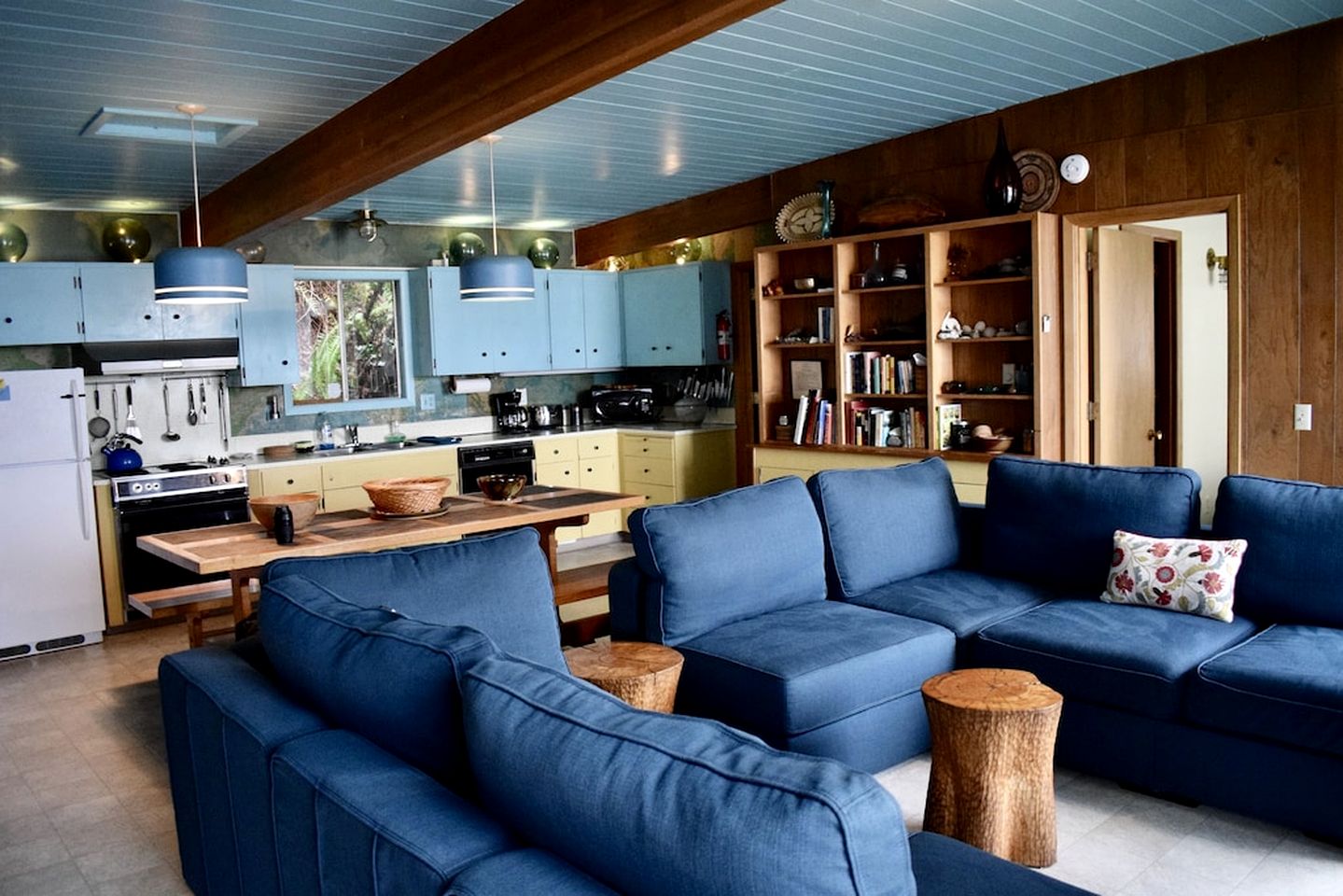 Stunning Beachfront Cabin with Barbecue and Hot-tub in Otis, Oregon