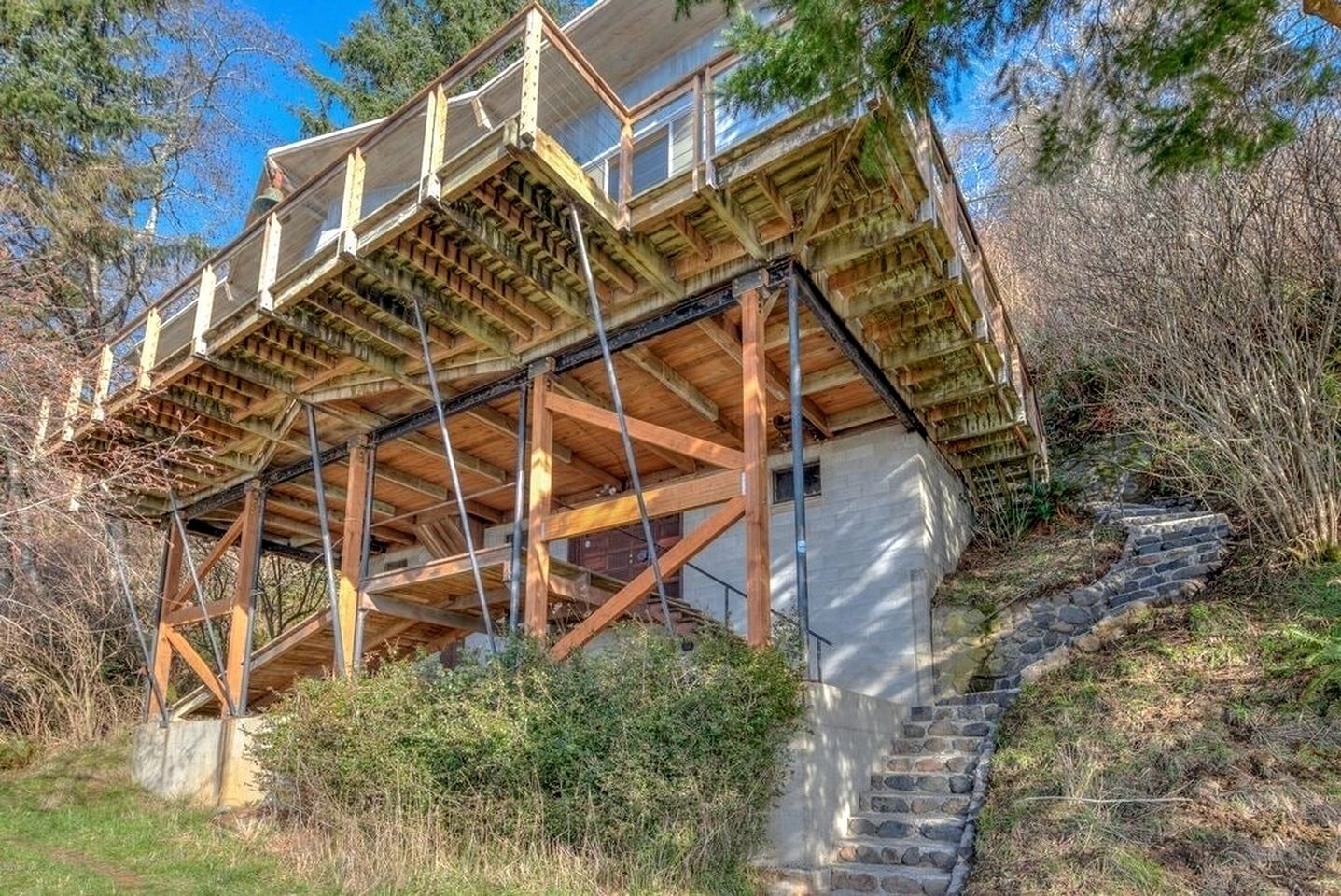 Stunning Beachfront Cabin with Barbecue and Hot-tub in Otis, Oregon