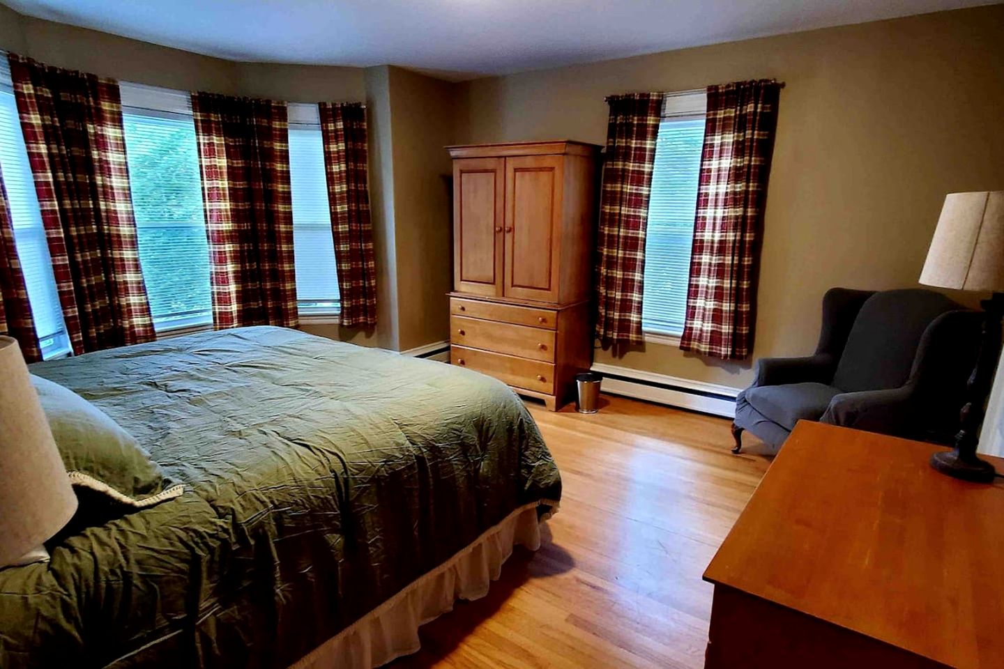 Stunning Cabin with Fire Pit Perfect for Groups in Maine