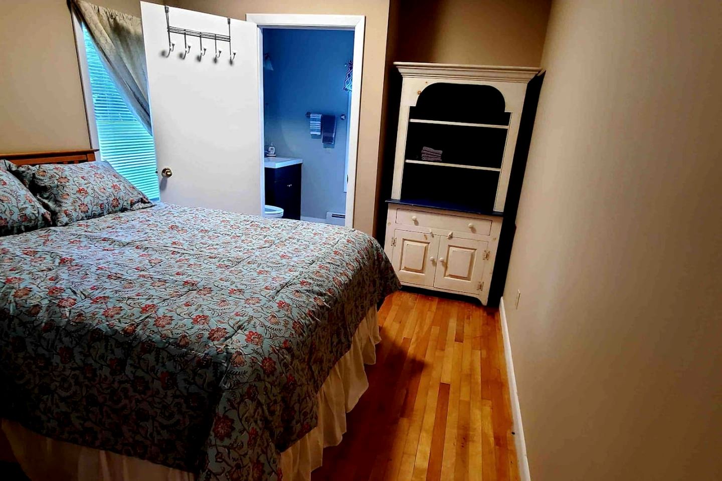 Stunning Cabin with Fire Pit Perfect for Groups in Maine