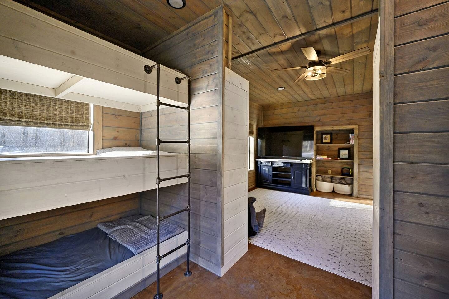 Stunning Cabin with Games Perfect for Families in Broken Bow, Oklahoma
