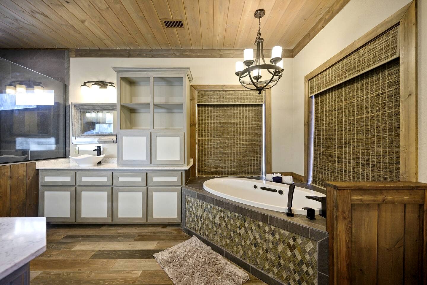 Stunning Cabin with Games Perfect for Families in Broken Bow, Oklahoma