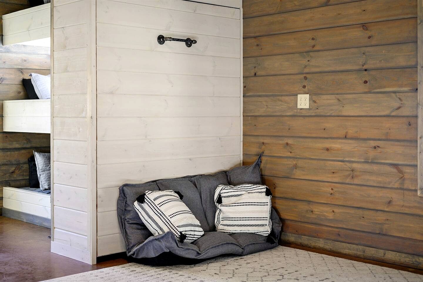 Stunning Cabin with Games Perfect for Families in Broken Bow, Oklahoma