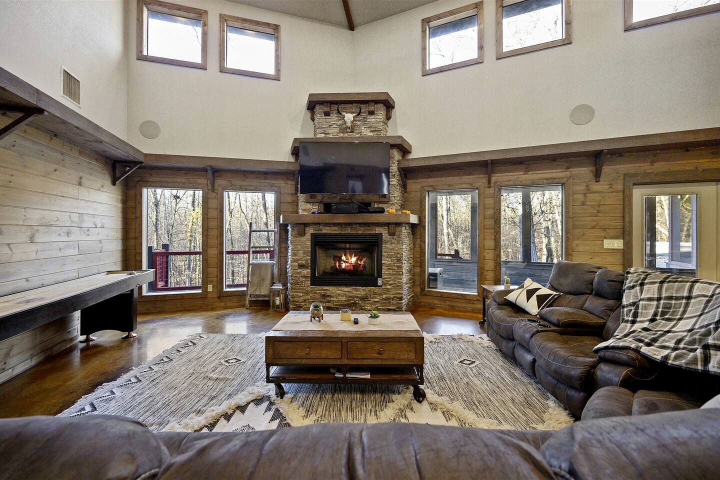 Stunning Cabin with Games Perfect for Families in Broken Bow, Oklahoma