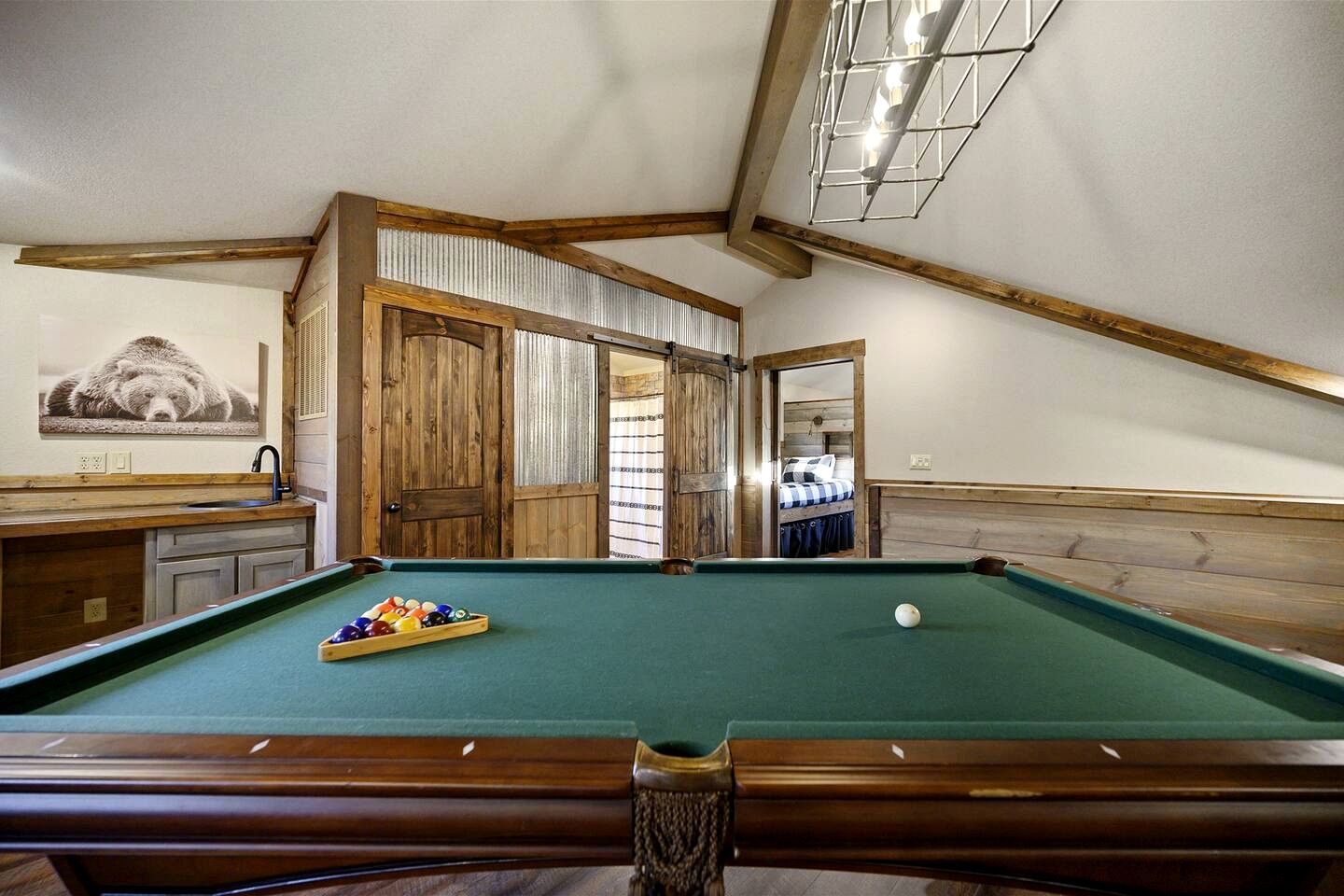 Stunning Cabin with Games Perfect for Families in Broken Bow, Oklahoma