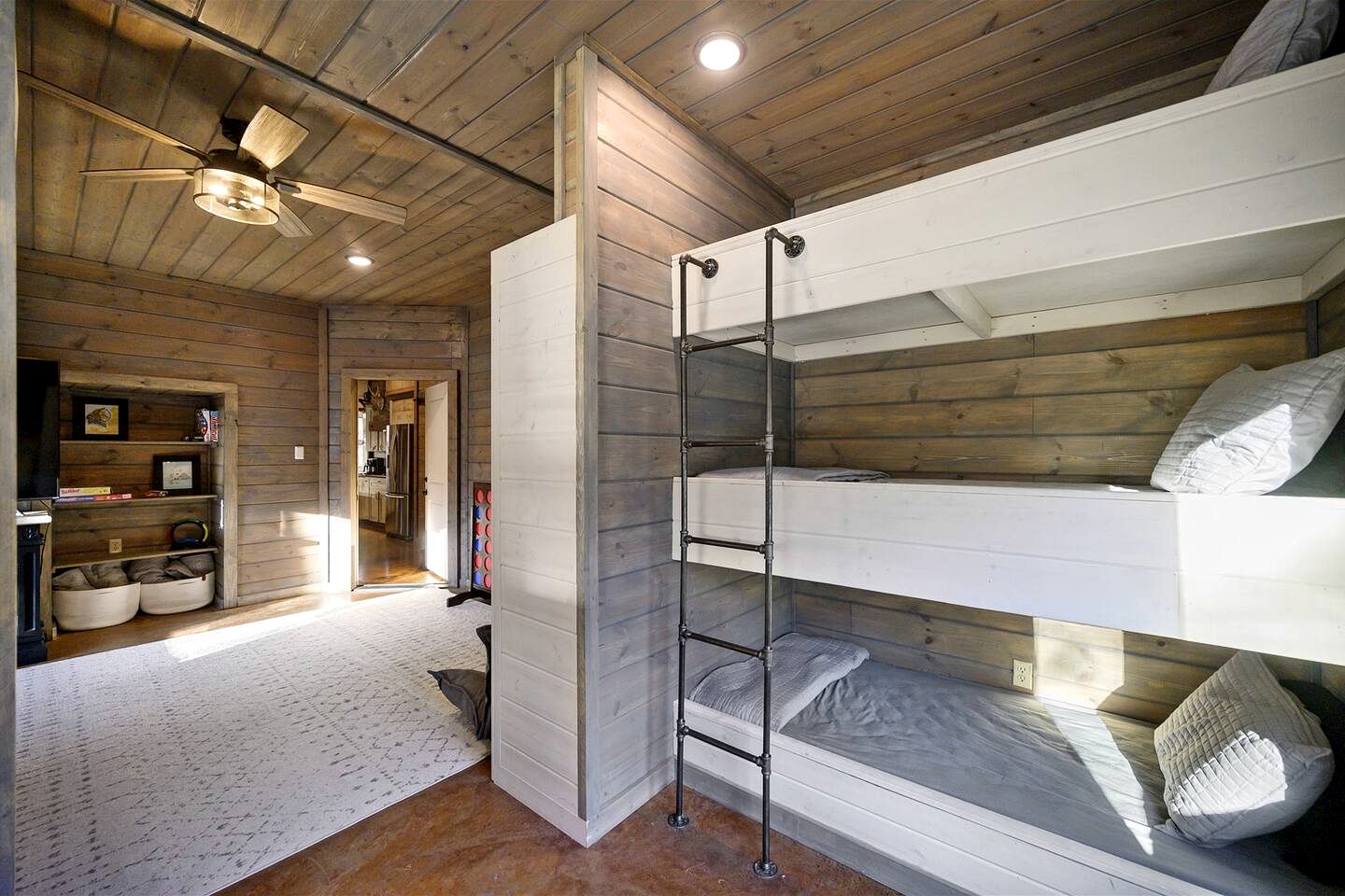 Stunning Cabin with Games Perfect for Families in Broken Bow, Oklahoma