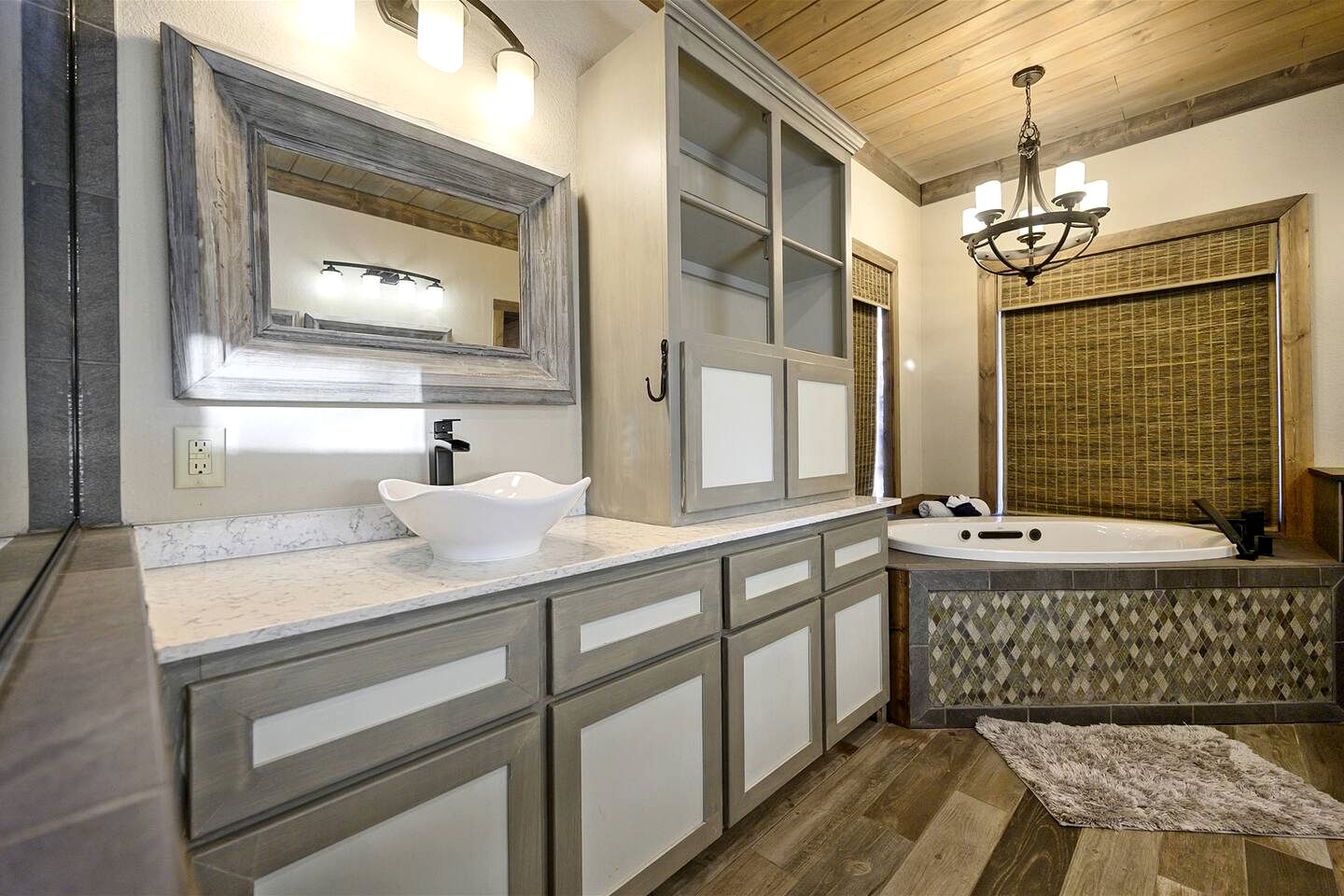Stunning Cabin with Games Perfect for Families in Broken Bow, Oklahoma