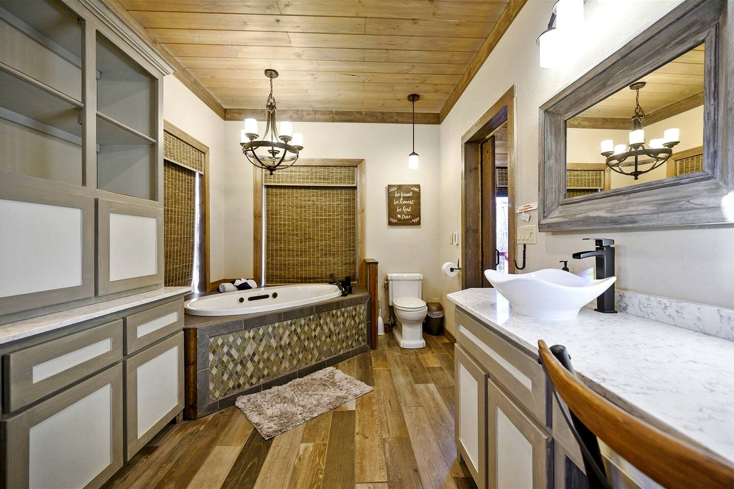 Stunning Cabin with Games Perfect for Families in Broken Bow, Oklahoma