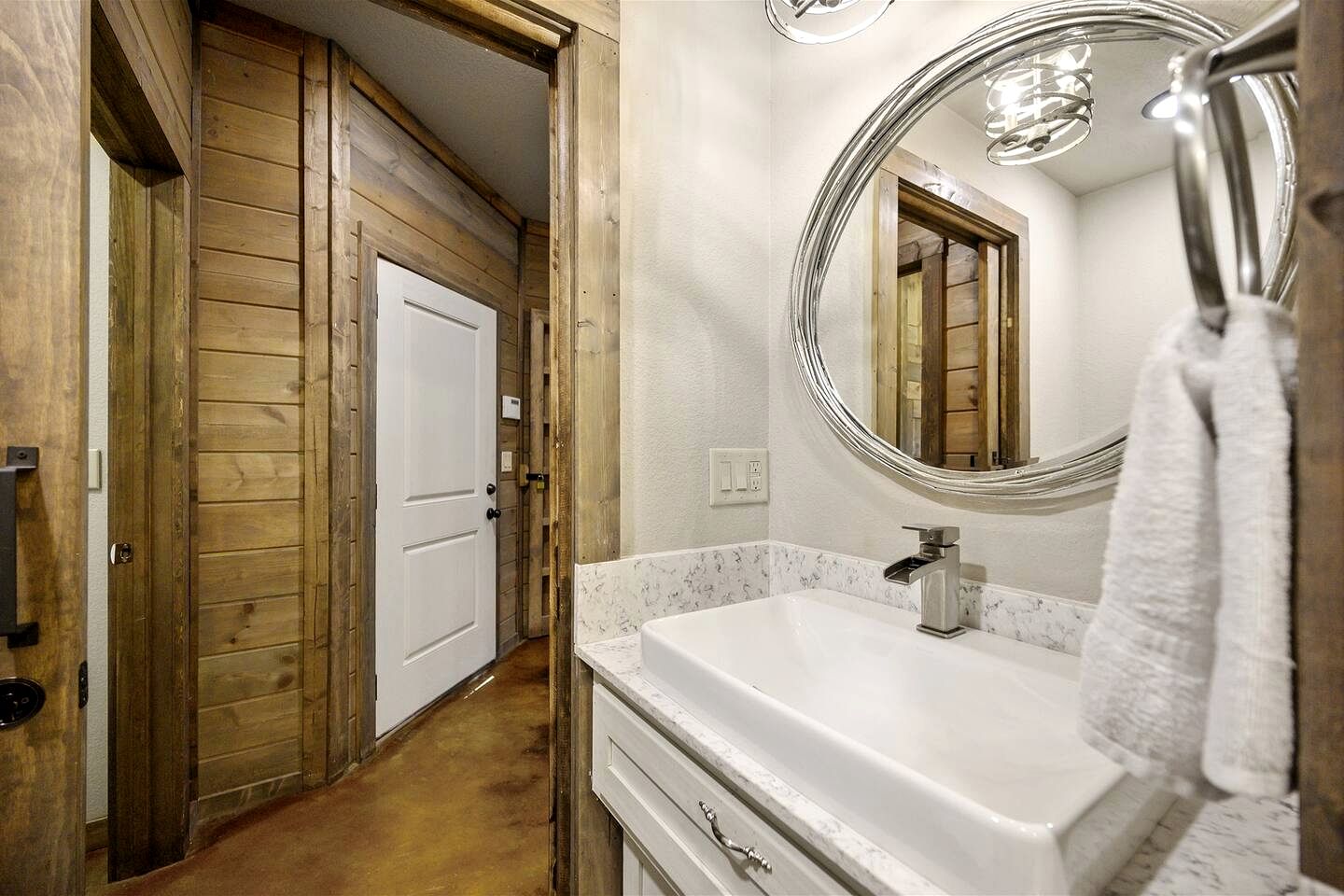 Stunning Cabin with Games Perfect for Families in Broken Bow, Oklahoma