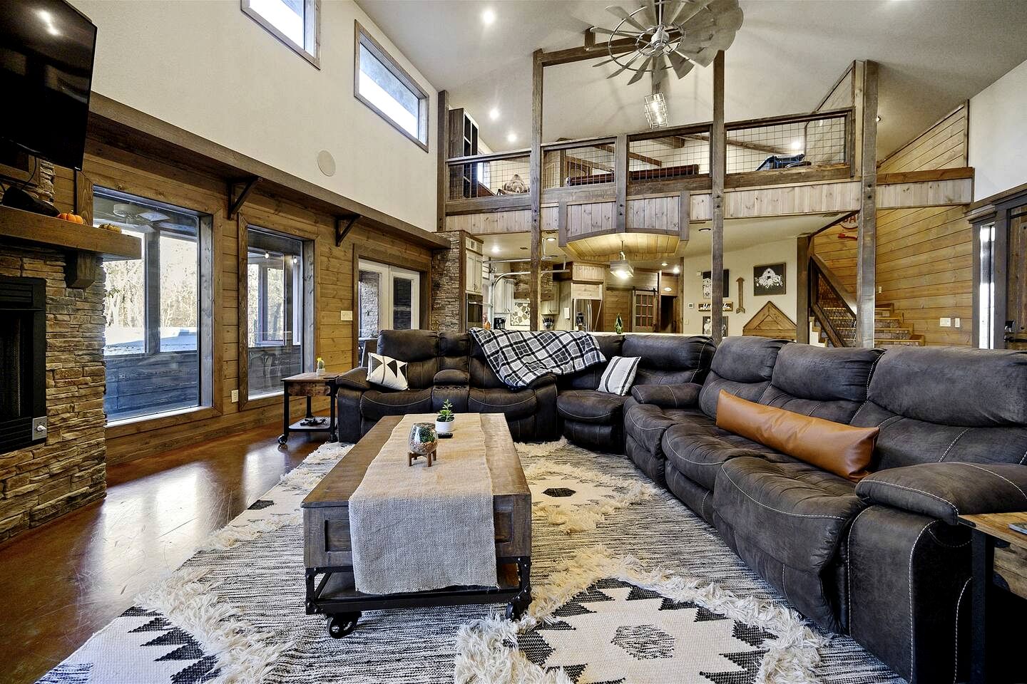 Stunning Cabin with Games Perfect for Families in Broken Bow, Oklahoma