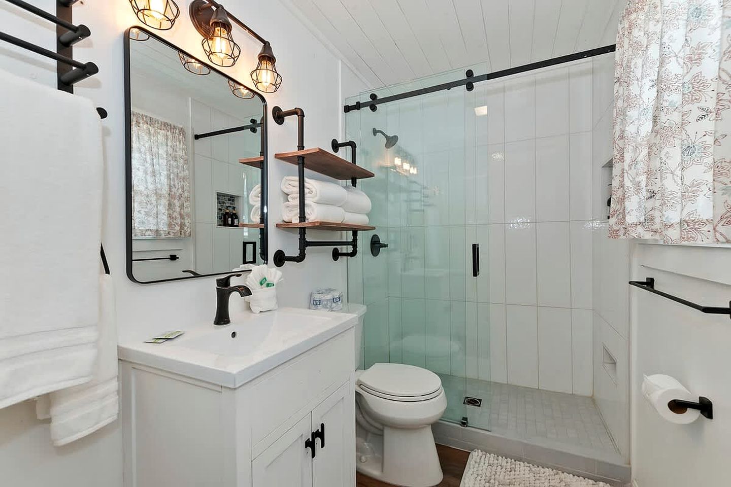 Stunning Cabin with Hot-Tub Fantastic for Outdoor Activities in Big Bear Lake, California