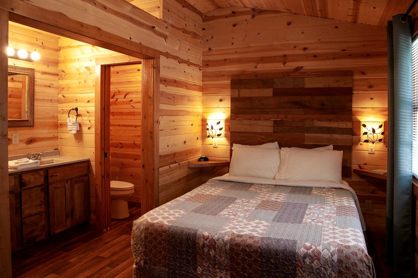 Stunning Cabin with Hot-tub and Fireplace in Herod, Illinois