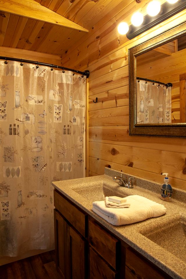 Stunning Cabin with Hot-tub and Fireplace in Herod, Illinois