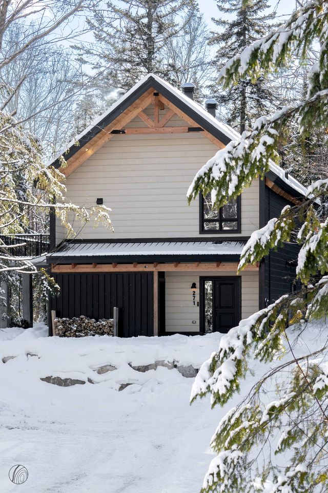 Stunning Cabin with Hot Tub near Ski Slopes in Saint Côme, Quebec