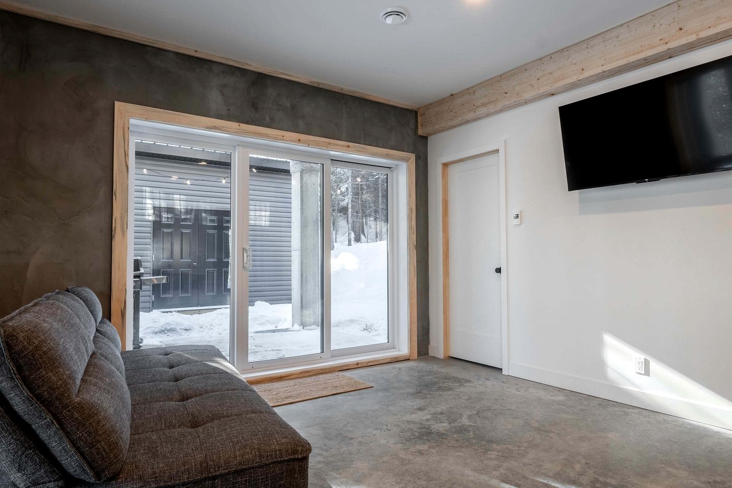 Stunning Cabin with Hot Tub near Ski Slopes in Saint Côme, Quebec