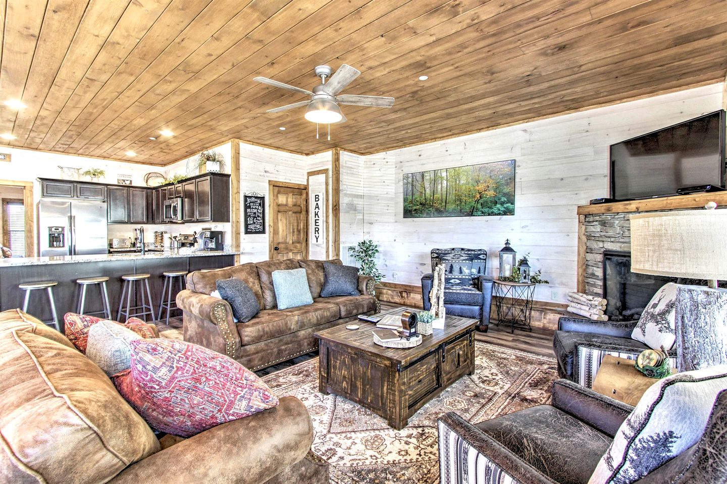 Stunning Cabin with Indoor Pool and Hot-tub in Pigeon Forge, Tennessee