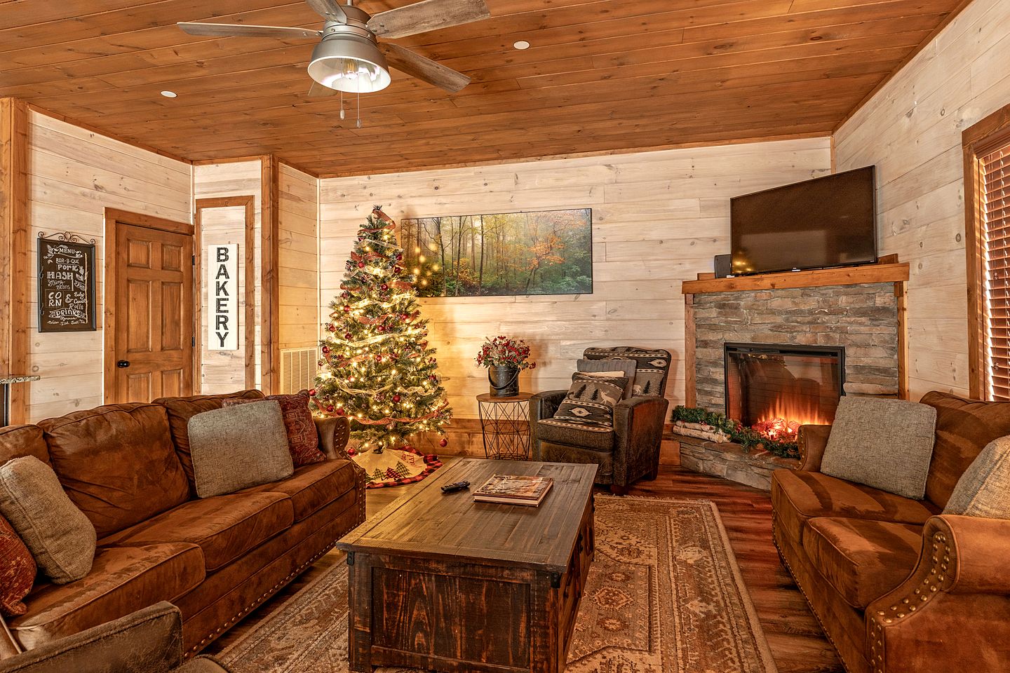 Stunning Cabin with Indoor Pool and Hot-tub in Pigeon Forge, Tennessee