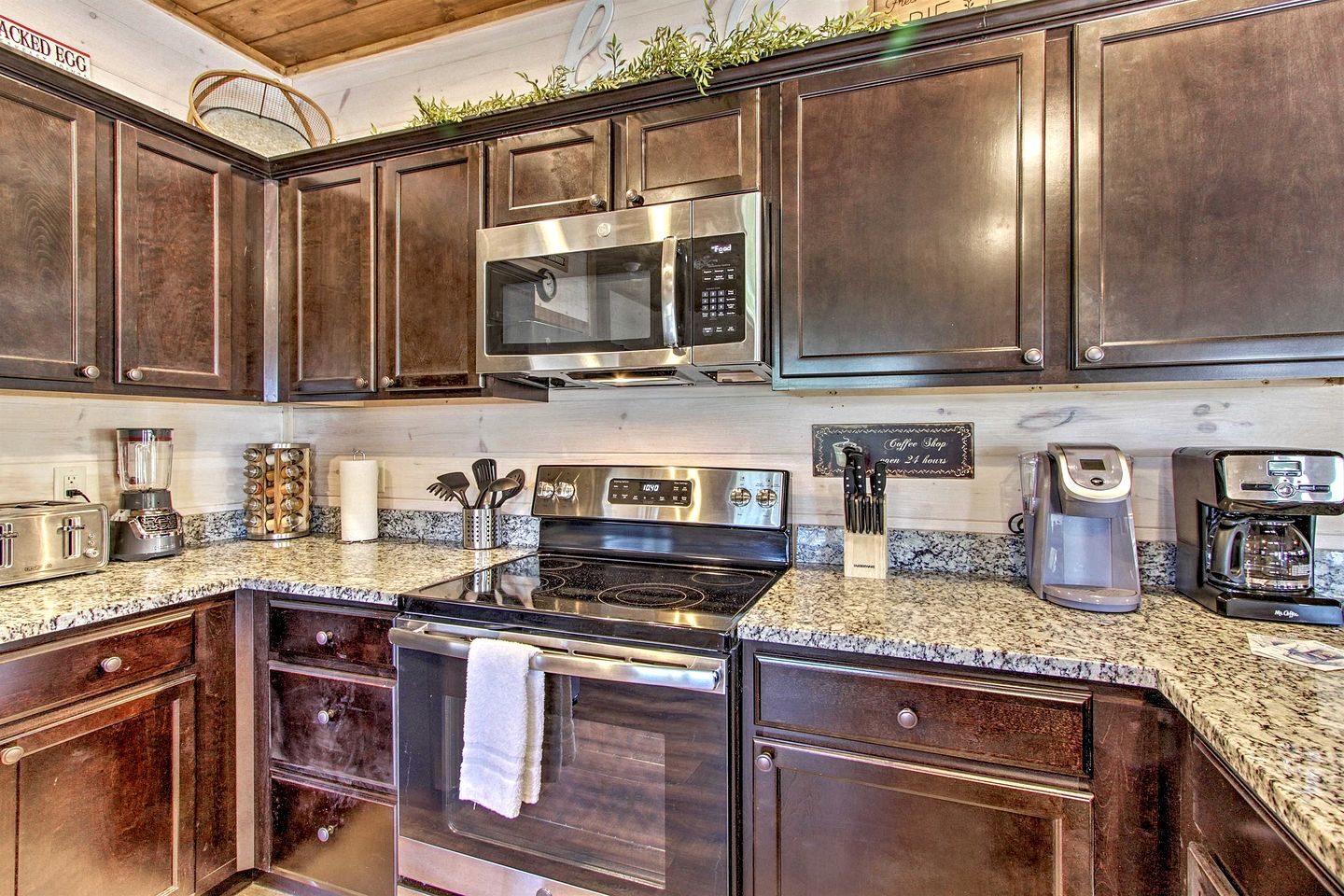 Stunning Cabin with Indoor Pool and Hot-tub in Pigeon Forge, Tennessee