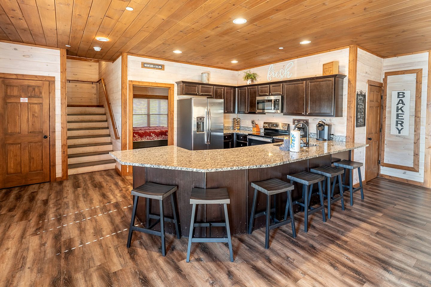 Stunning Cabin with Indoor Pool and Hot-tub in Pigeon Forge, Tennessee