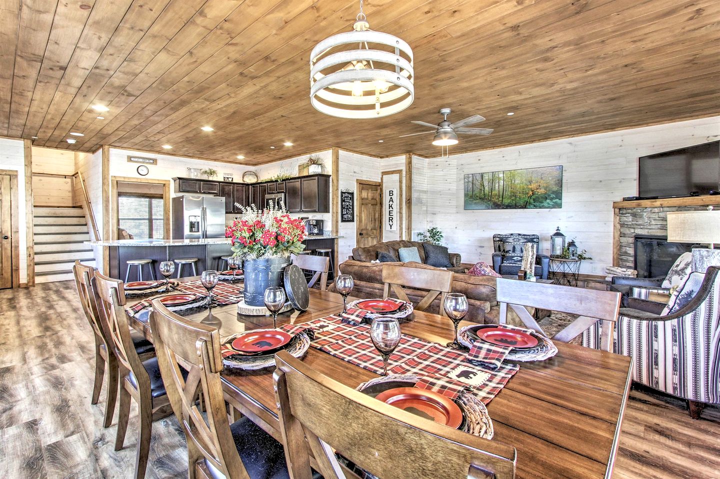 Stunning Cabin with Indoor Pool and Hot-tub in Pigeon Forge, Tennessee