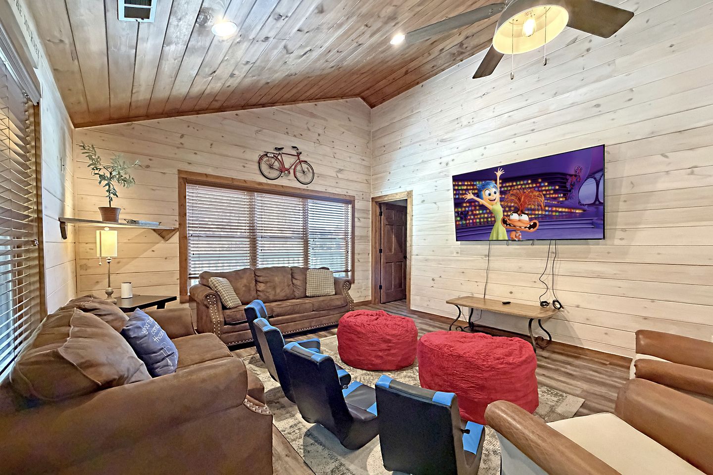 Stunning Cabin with Indoor Pool and Hot-tub in Pigeon Forge, Tennessee