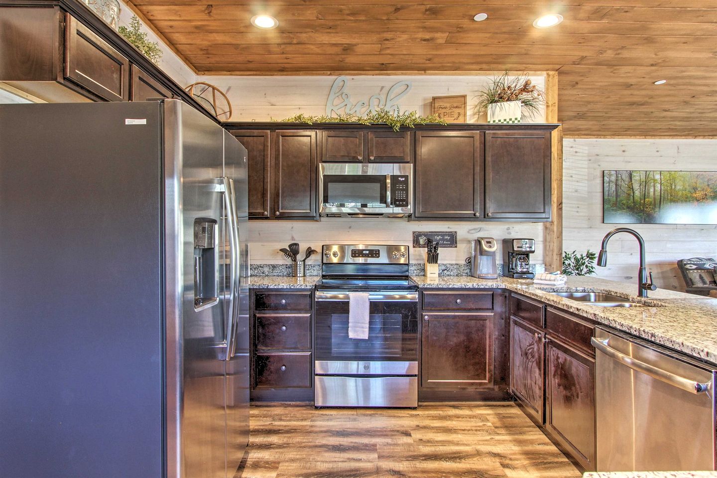 Stunning Cabin with Indoor Pool and Hot-tub in Pigeon Forge, Tennessee