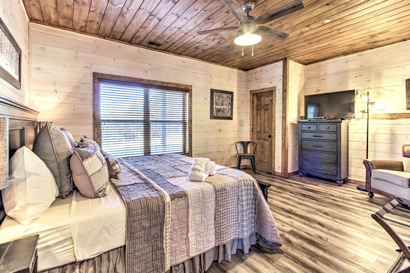 Stunning Cabin with Indoor Pool and Hot-tub in Pigeon Forge, Tennessee