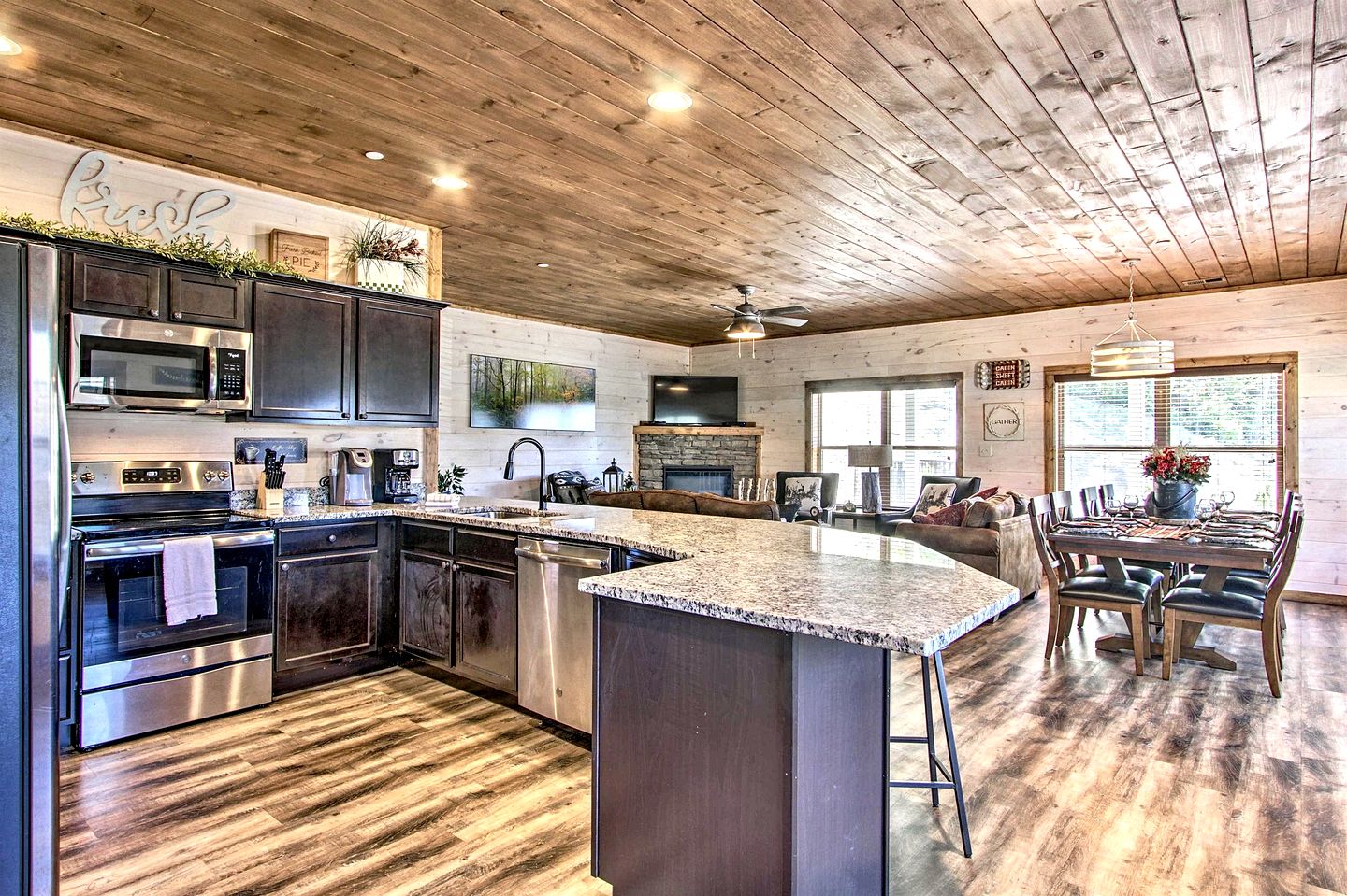 Stunning Cabin with Indoor Pool and Hot-tub in Pigeon Forge, Tennessee