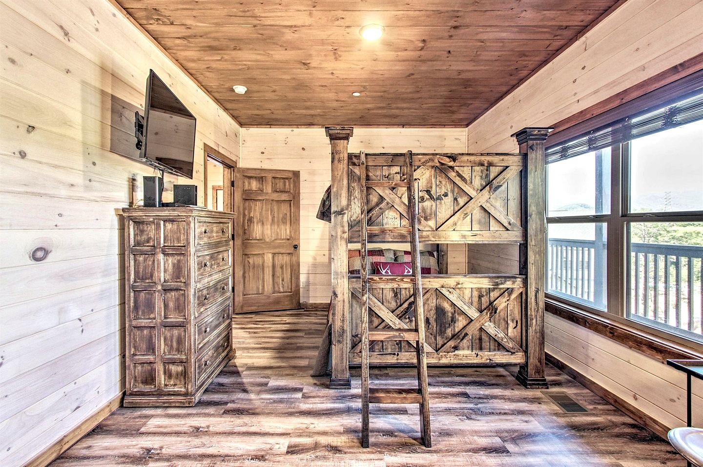 Stunning Cabin with Indoor Pool and Hot-tub in Pigeon Forge, Tennessee