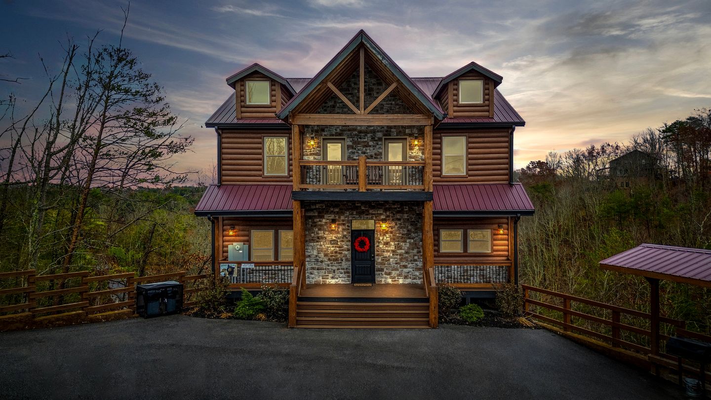 Stunning Cabin with Indoor Pool, Pool Table and Hot-tub in Sevierville, Tennessee
