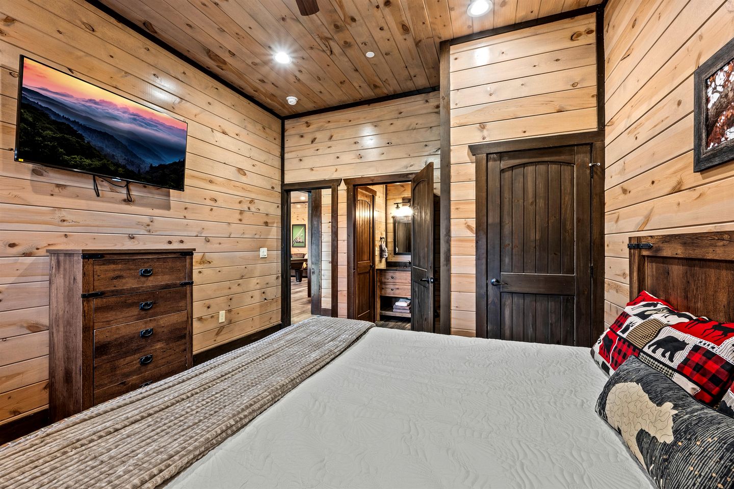 Stunning Cabin with Indoor Pool, Pool Table and Hot-tub in Sevierville, Tennessee