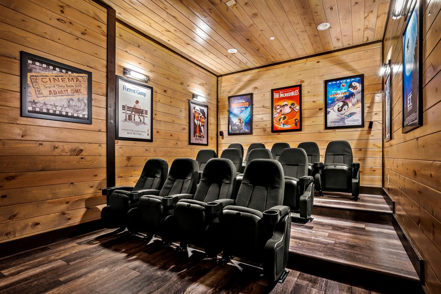 Stunning Cabin with Indoor Pool, Pool Table and Hot-tub in Sevierville, Tennessee