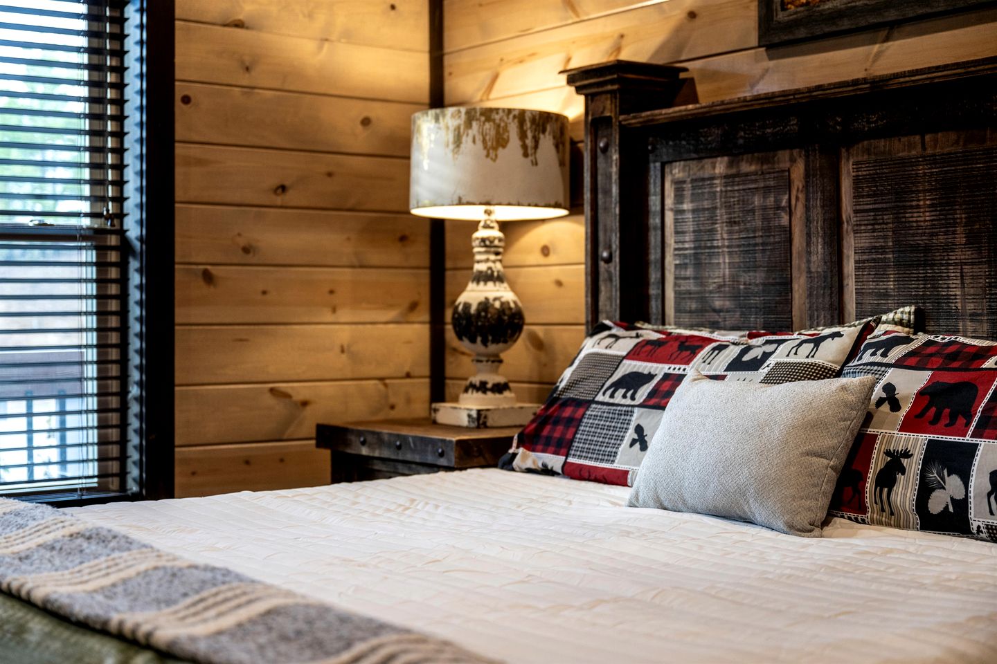 Stunning Cabin with Indoor Pool, Pool Table and Hot-tub in Sevierville, Tennessee