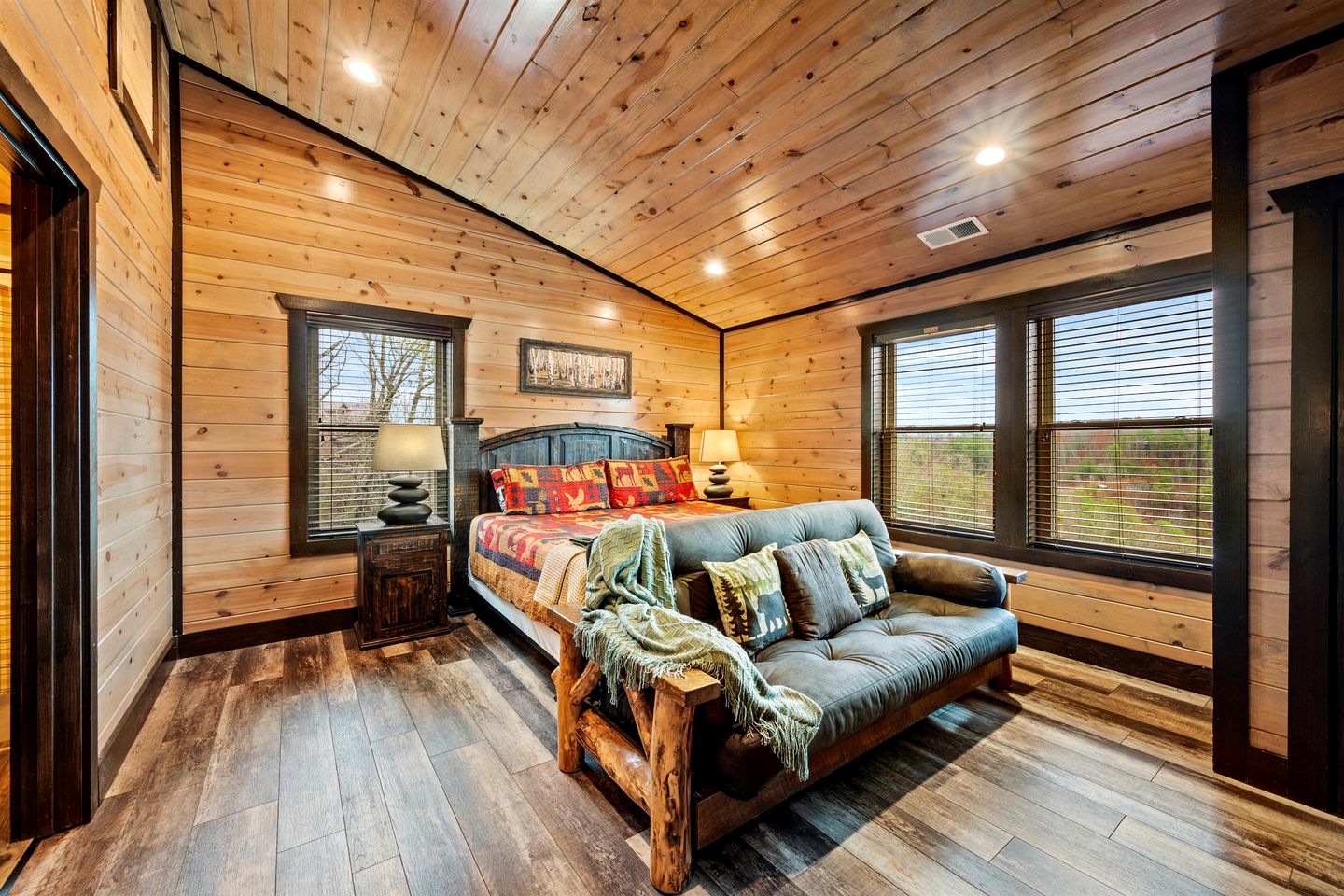 Stunning Cabin with Indoor Pool, Pool Table and Hot-tub in Sevierville, Tennessee