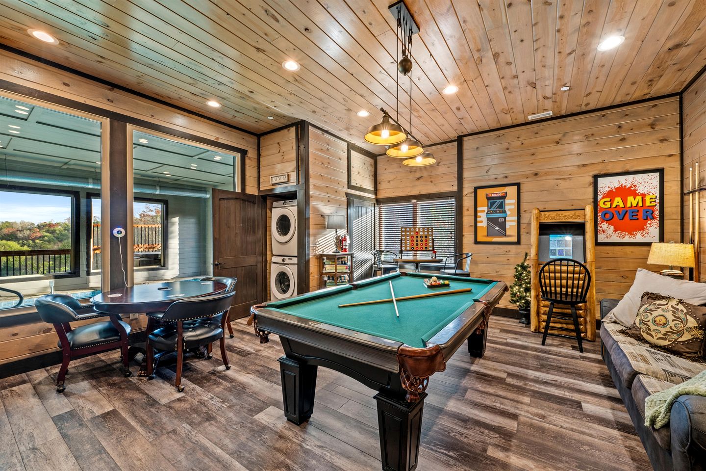 Stunning Cabin with Indoor Pool, Pool Table and Hot-tub in Sevierville, Tennessee