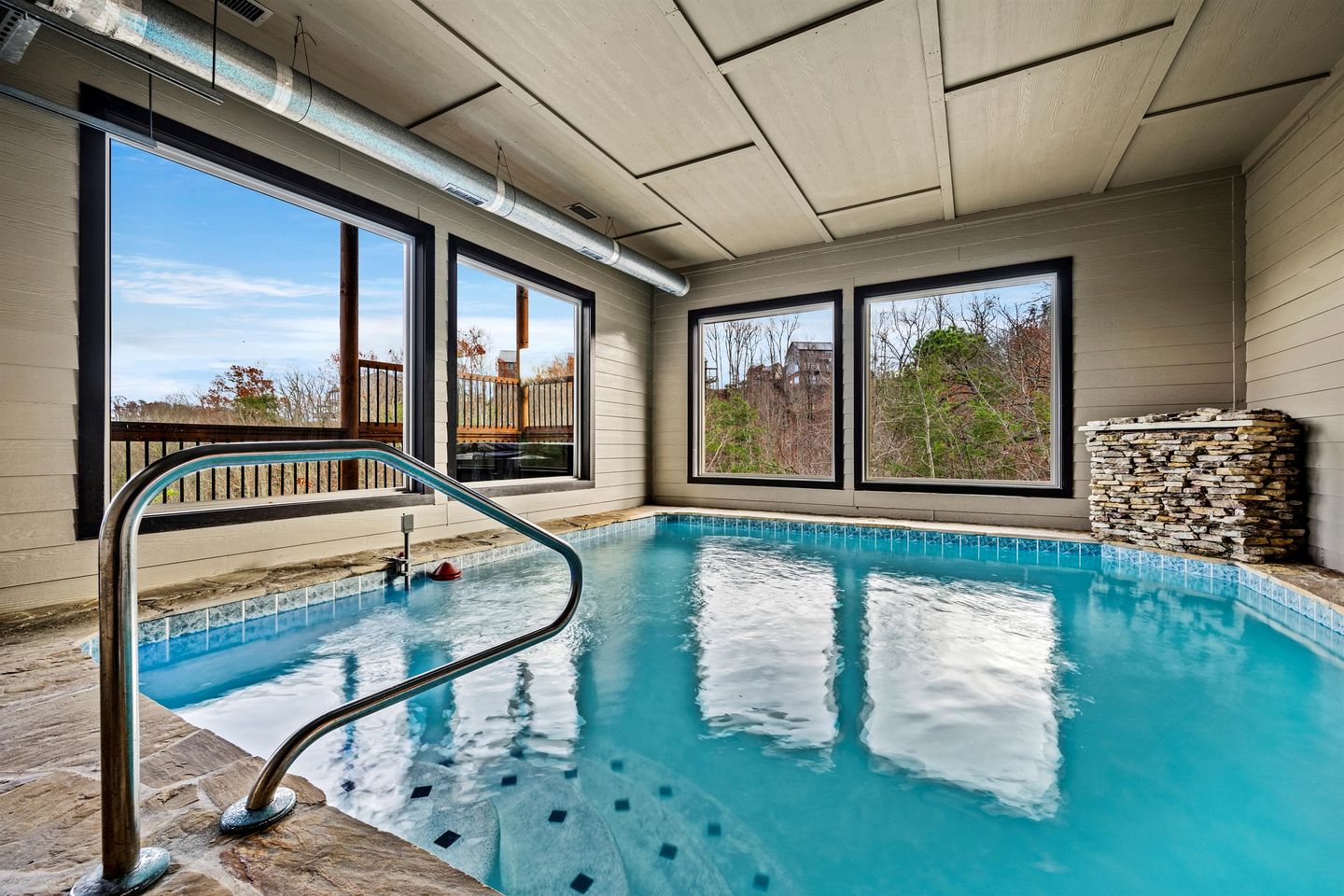 Stunning Cabin with Indoor Pool, Pool Table and Hot-tub in Sevierville, Tennessee