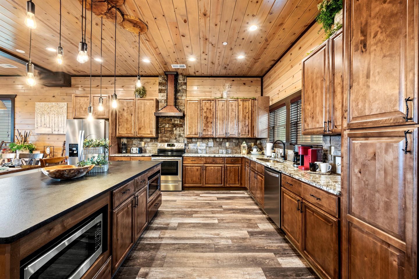 Stunning Cabin with Indoor Pool, Pool Table and Hot-tub in Sevierville, Tennessee