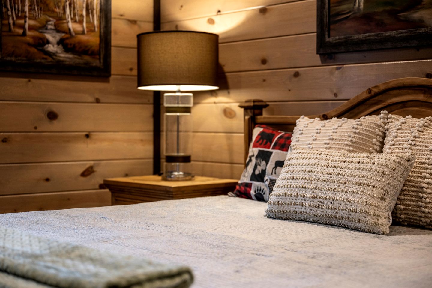 Stunning Cabin with Indoor Pool, Pool Table and Hot-tub in Sevierville, Tennessee