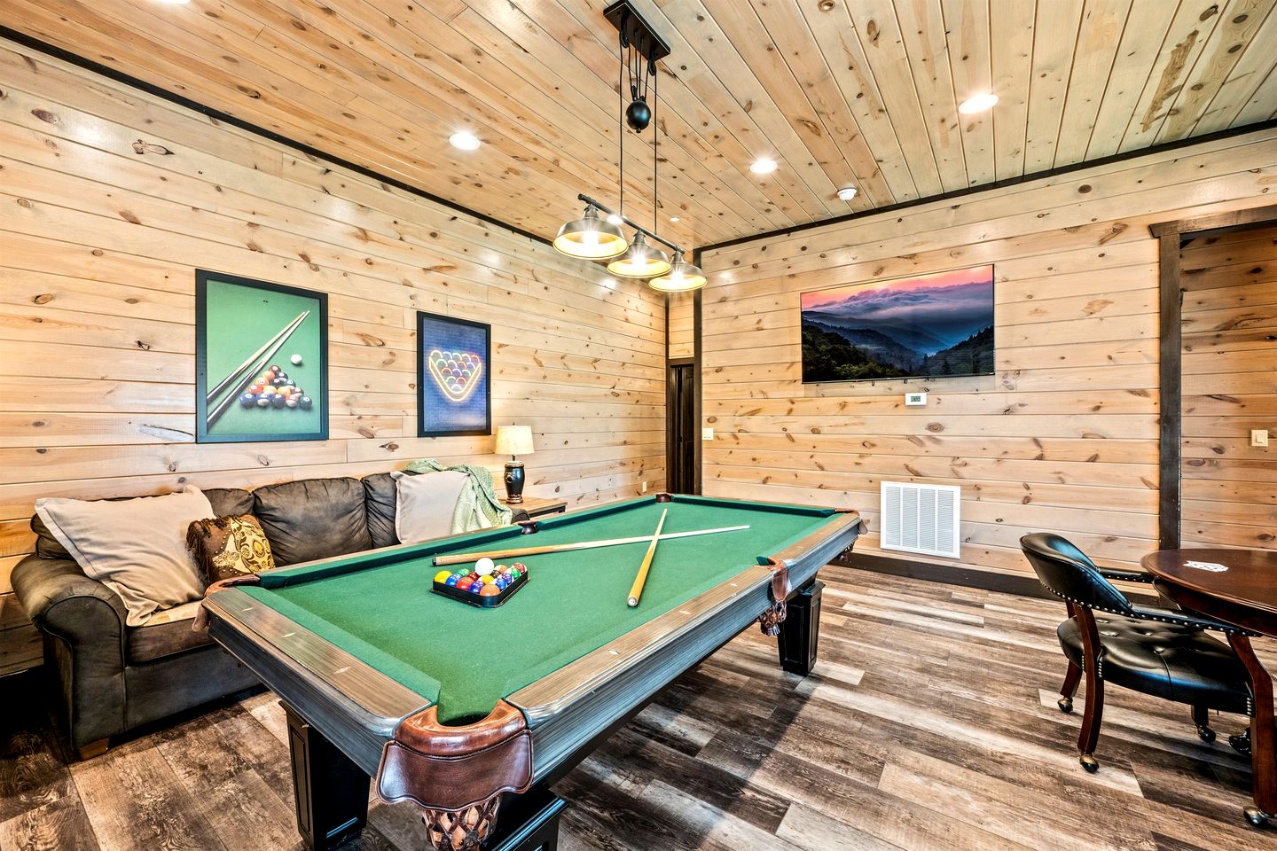 Stunning Cabin with Indoor Pool, Pool Table and Hot-tub in Sevierville, Tennessee