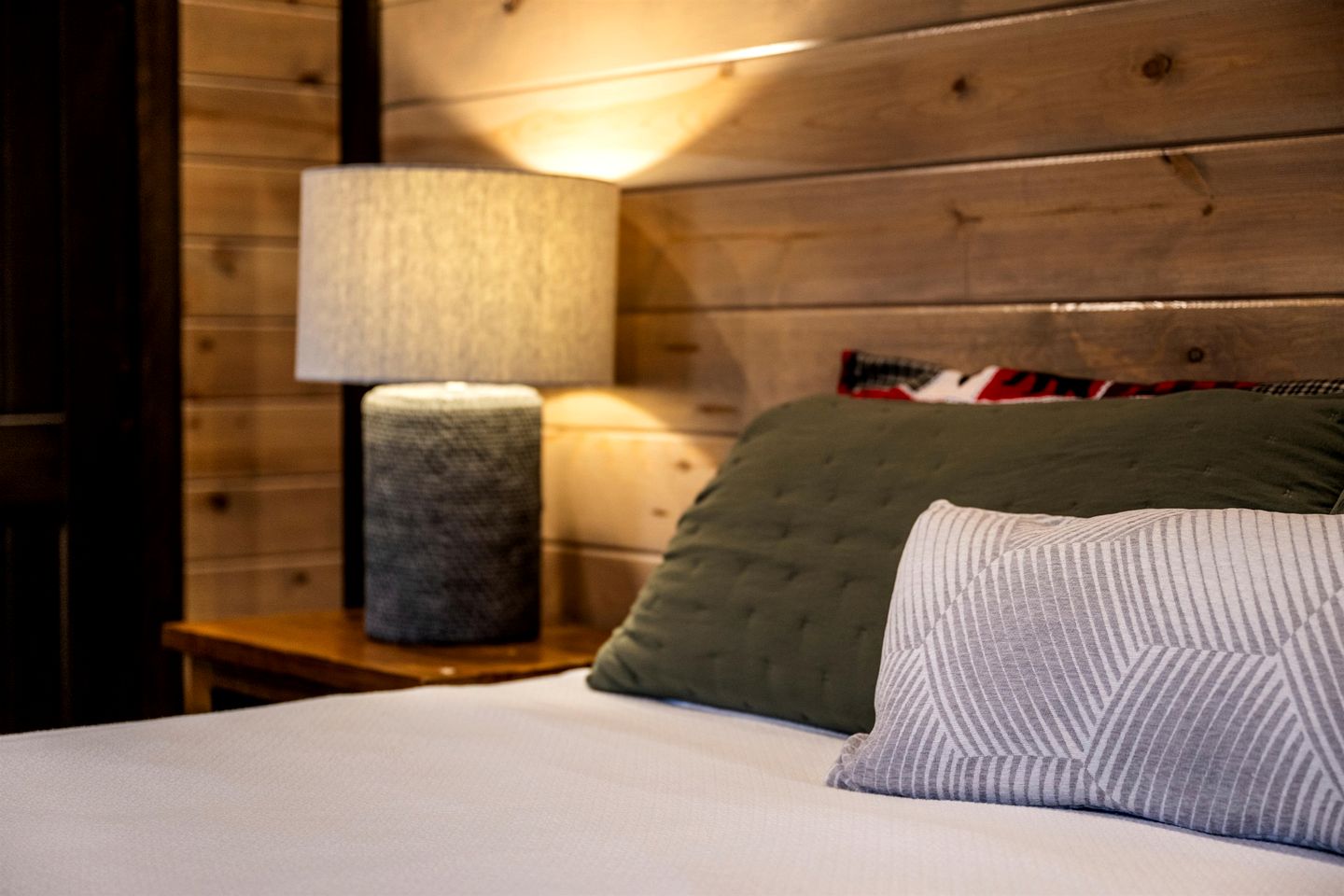 Stunning Cabin with Indoor Pool, Pool Table and Hot-tub in Sevierville, Tennessee